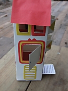 Домик из пакета молока, украшенный цветной бумагой