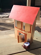 Домик из коробки, украшенный цветной бумагой